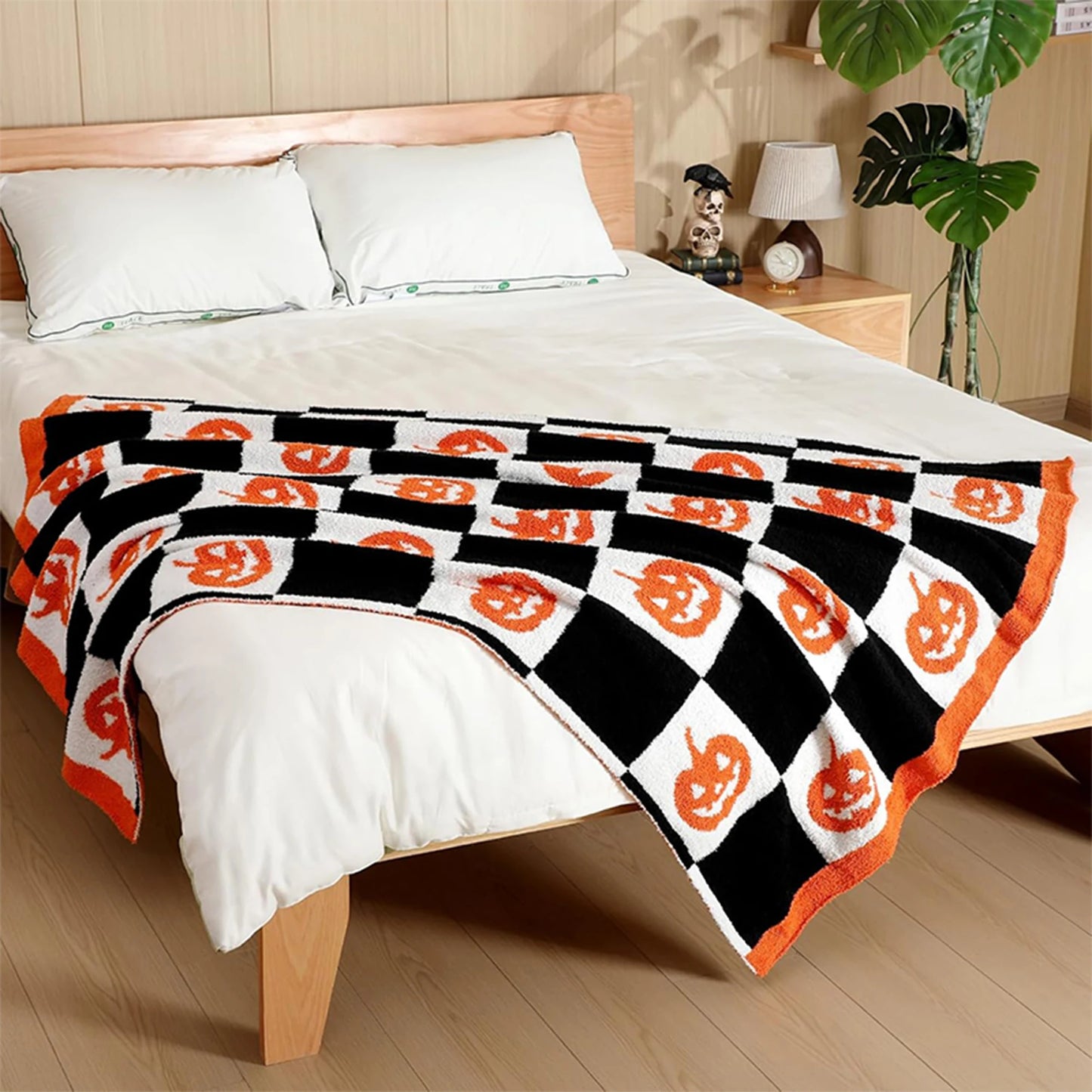 Halloween Checkered Blanket with Pumpkin Patterns – Soft Flannel Cozy Throw for Fall Nights, Home Décor & Gift